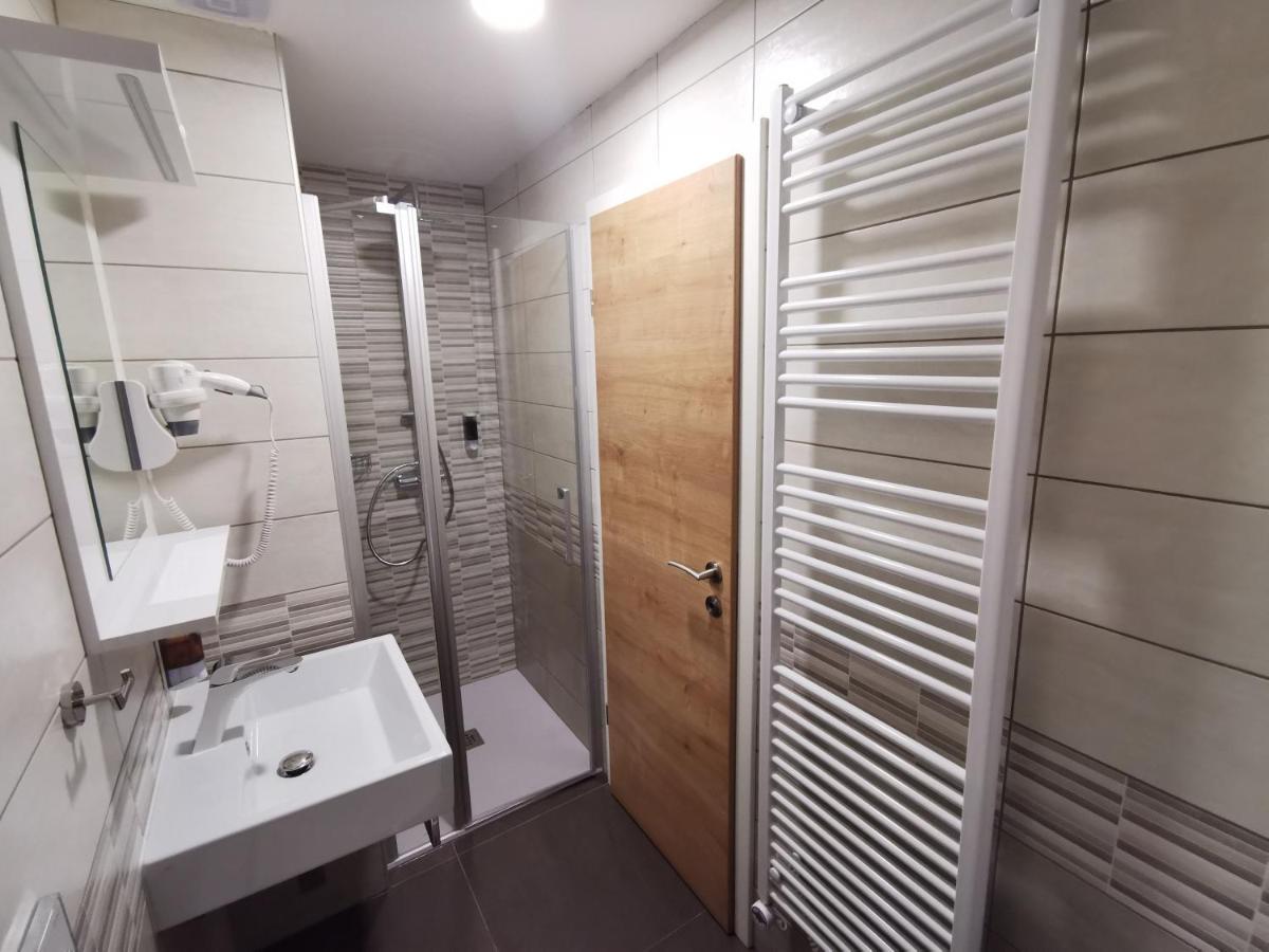 Gostilna S Prenocisci Pav Hotel Rakek Exterior photo