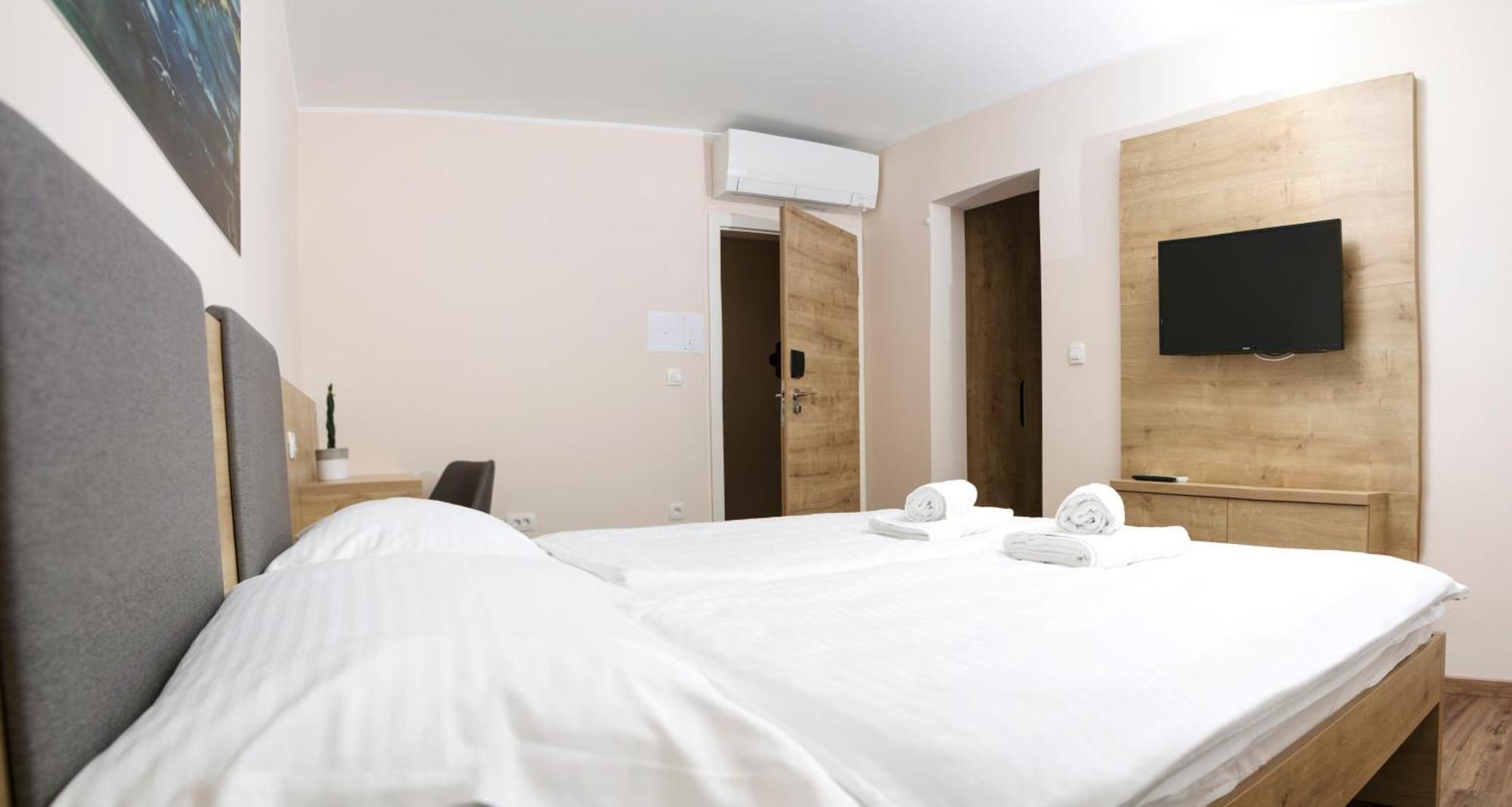 Gostilna S Prenocisci Pav Hotel Rakek Exterior photo